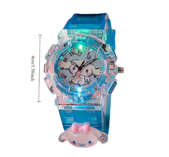 Reloj Sanrio con correa azul y caja transparente, imagen de referencia del diseño aleatorio